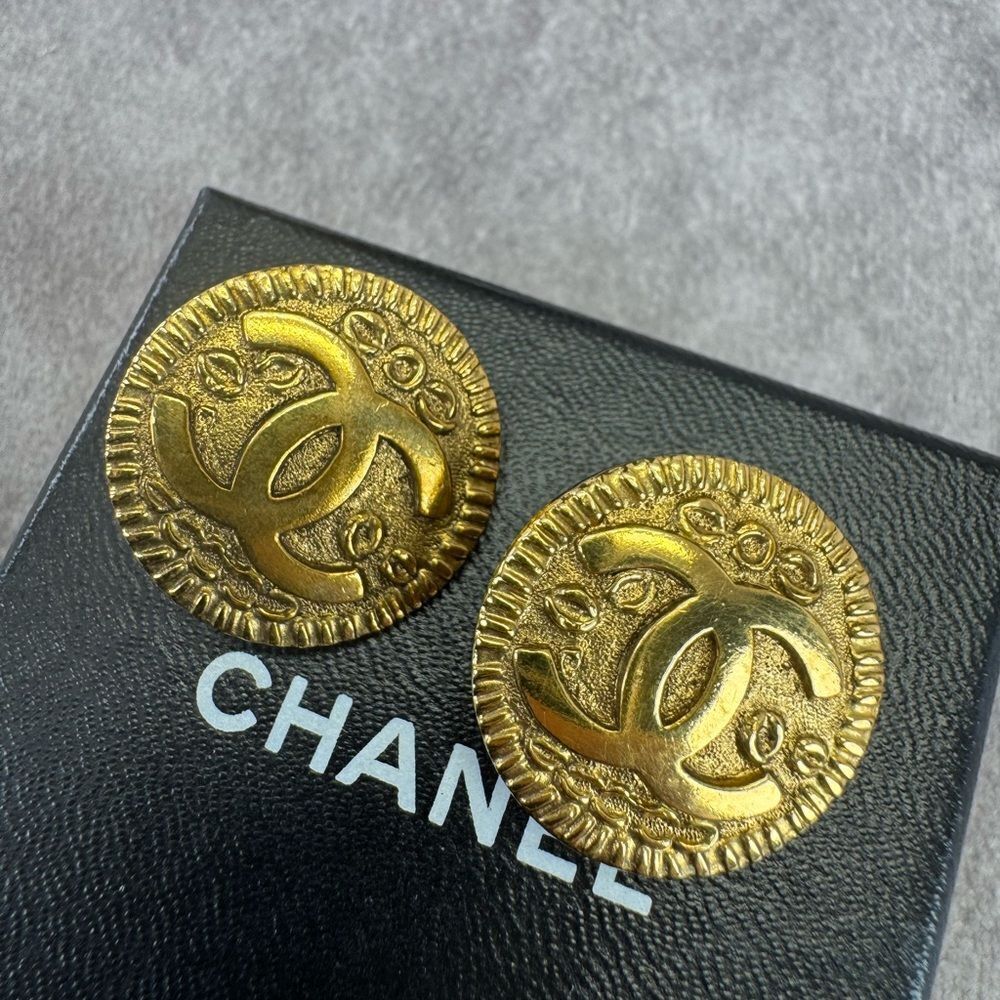 CHANEL Round CC Logo Earrings Clip-on Gold Plated Metal Vintage 97P Authentic - Picture 5 of 12